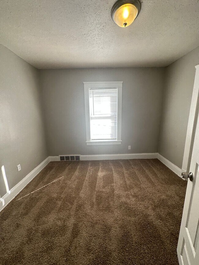 Building Photo - 3bd UPSTAIRS DUPLEX Cash Pay/Section 8
