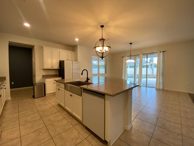 Building Photo - Stunning 5 Bedroom Pool Home in Orchard Hi...