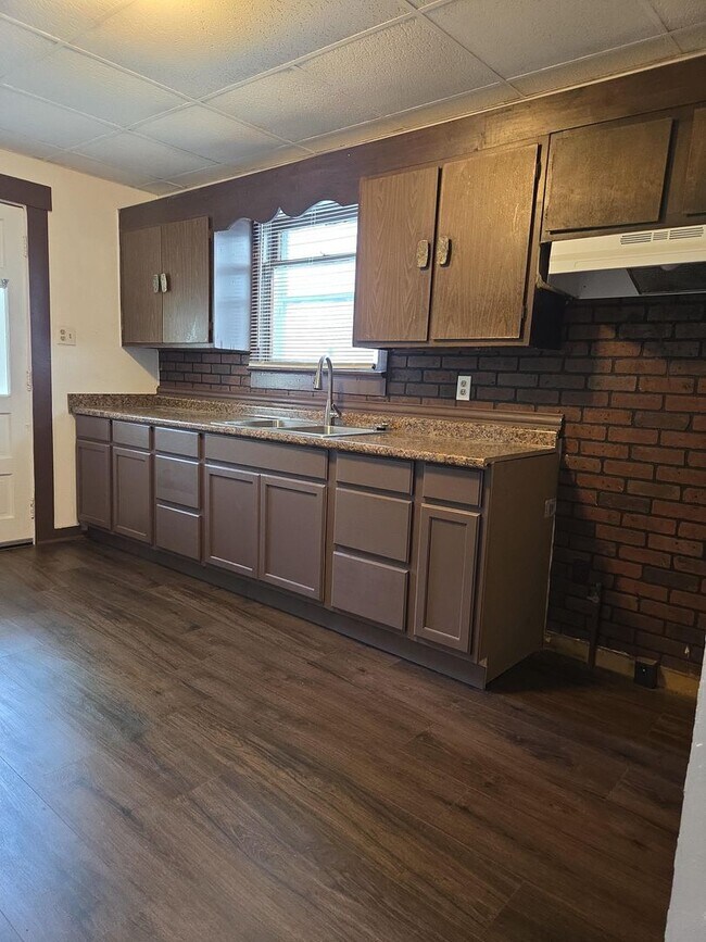 Building Photo - Great 4 bed 1.5 bath with detached garage ...