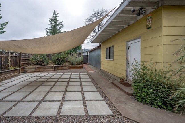 Building Photo - 1243 Yosemite Dr