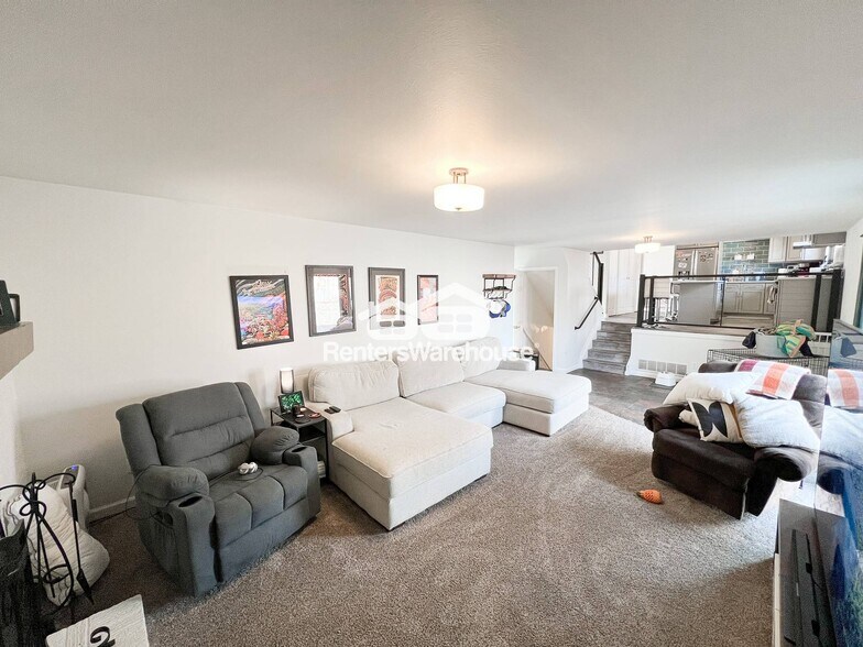Building Photo - 13535 W Warren Cir