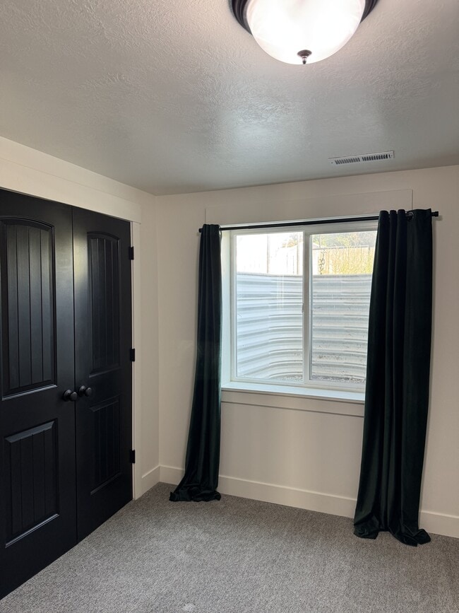 Building Photo - 890 W 110 S