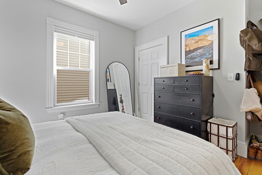 Building Photo - 722 E 2nd St