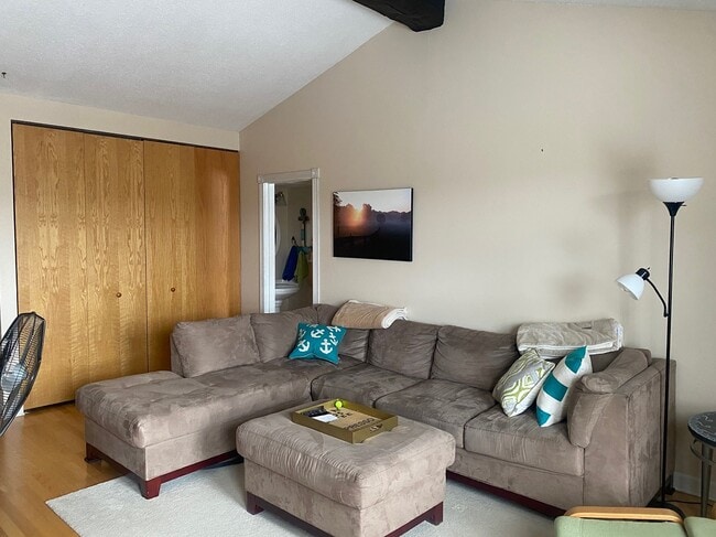 Building Photo - 821 Smetana Rd