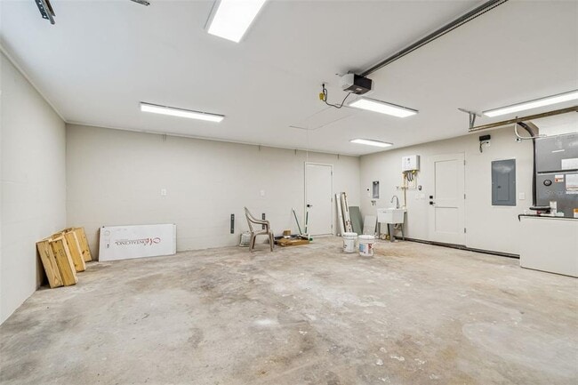 Building Photo - 3921 Versailles Dr