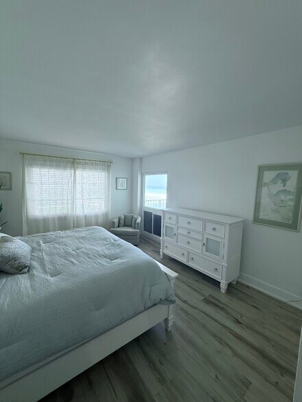 Building Photo - 3443 Gulf Shore Blvd N