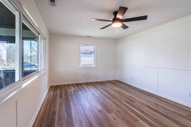 Building Photo - Close to Hike/Bike Path