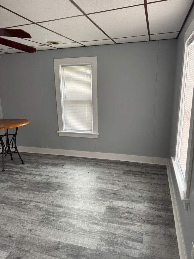 Building Photo - 2nd floor 2 bedroom 1 bath unit