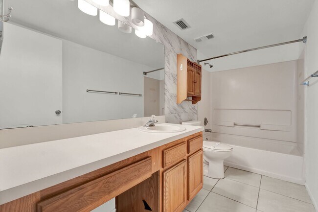 Building Photo - First Floor 2/2 Condo with private back in...