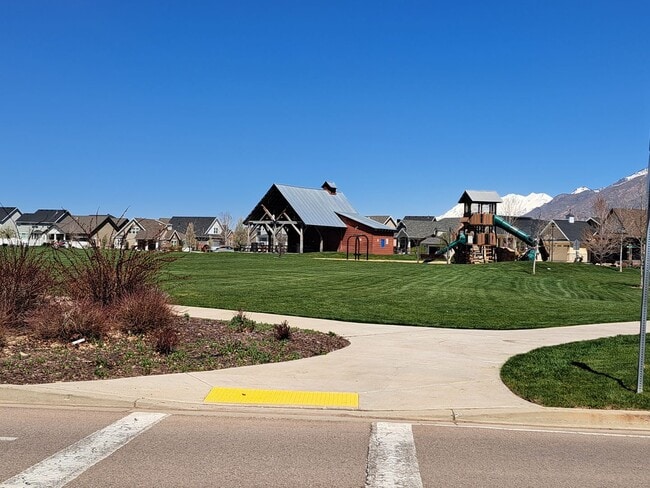 Building Photo - Trails and more at this Harvest Park Home in Mapleton!!