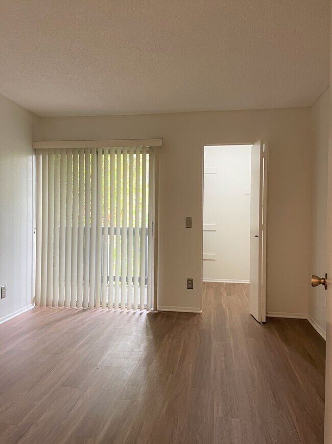 Building Photo - Luxury Living at The Estates Condominium Complex – 2 Bedroom, 2 Bathroom