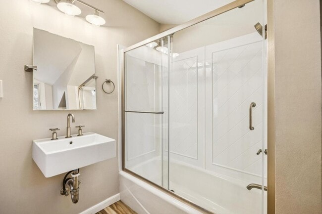 Building Photo - 216 Valparaiso Ave