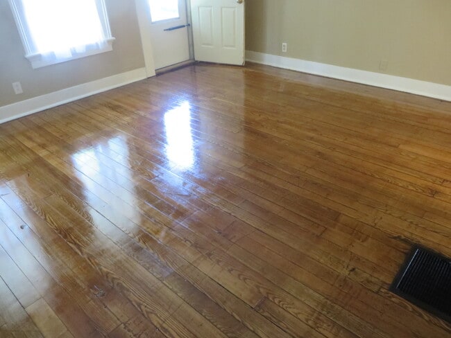 Building Photo - Two Bedroom Home with a bonus room/3rd bedroom in Historic District (Williams-Woodland Historic P...