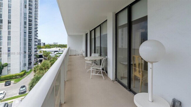 Building Photo - 3701 N Country Club Dr