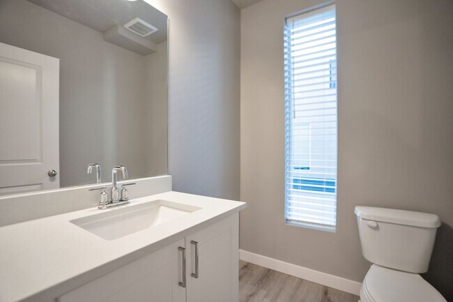 Building Photo - Beautiful 4 Bed - 3 Bath Townhome in Great Clearfield Location! Available on June 10th!