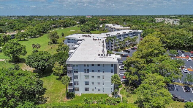 Building Photo - 4020 W Palm Aire Dr