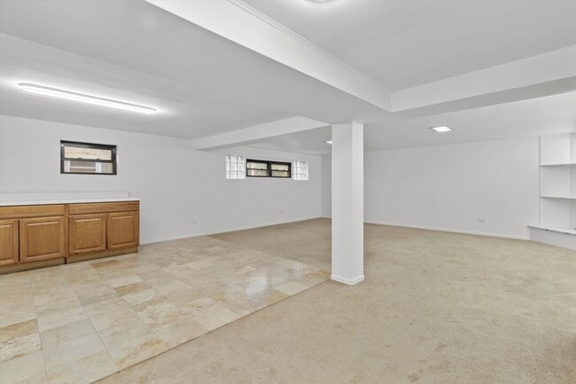 Building Photo - 2545 W Lunt Ave