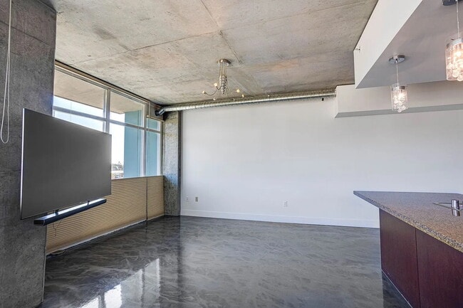 Building Photo - "Chic Urban Retreat: Spacious 1-Bedroom Oasis in the Heart of San Diego!"