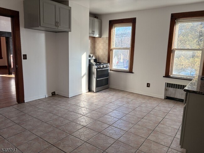 Building Photo - 35 Marsellus Pl