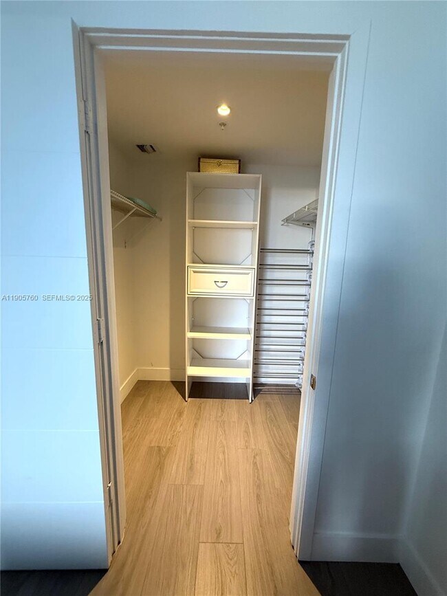 Building Photo - 1010 SW 2nd Ave