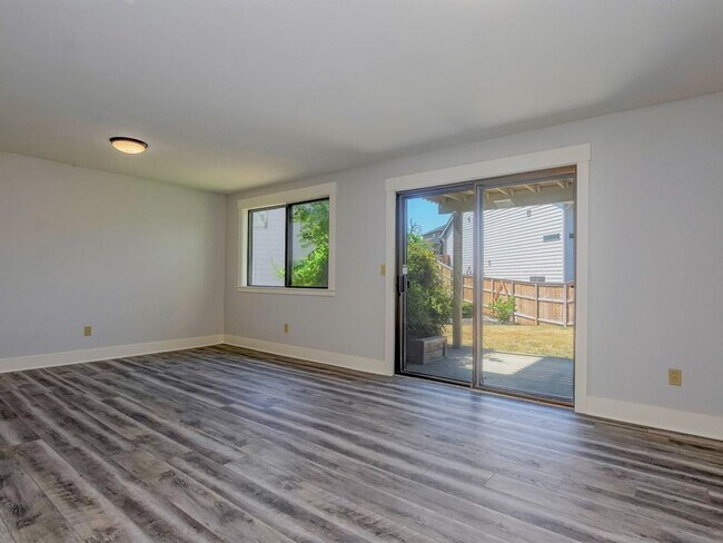 Building Photo - 4 Bedroom - Gated Community!