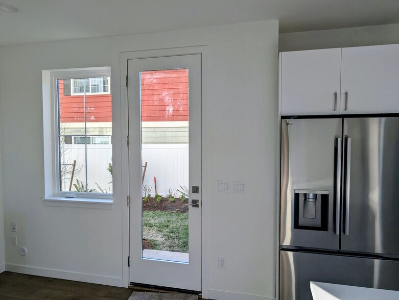 Building Photo - 35 2nd Ave SE