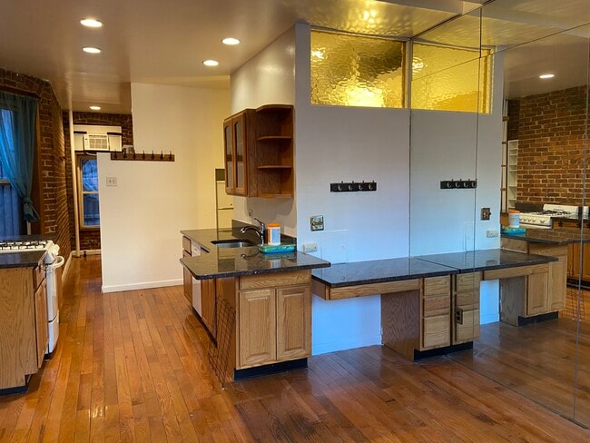 Primary Photo - 307 East 76th Street