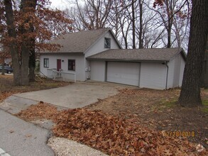 Building Photo - 3 bedroom home in Lake Ozark