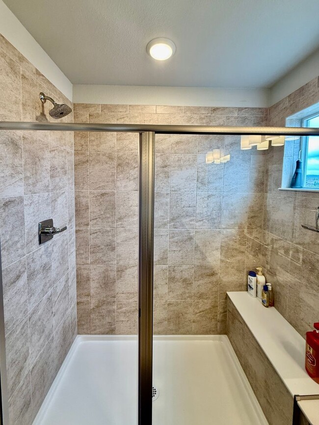 Building Photo - Beautiful Modern 3-Bedroom, 2.5 bath Townh...