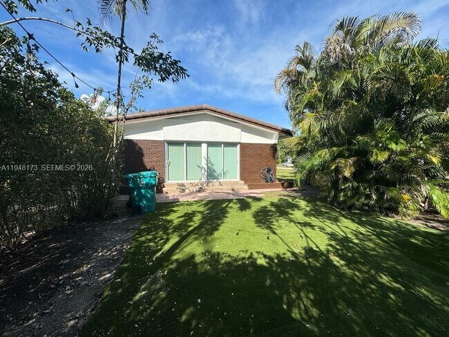 Building Photo - 11912 NE 10th Ave