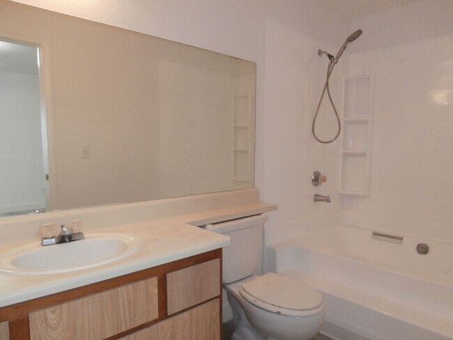 Building Photo - Pleasant 2 Bedroom 2 Bathroom Condo in Gated Community!