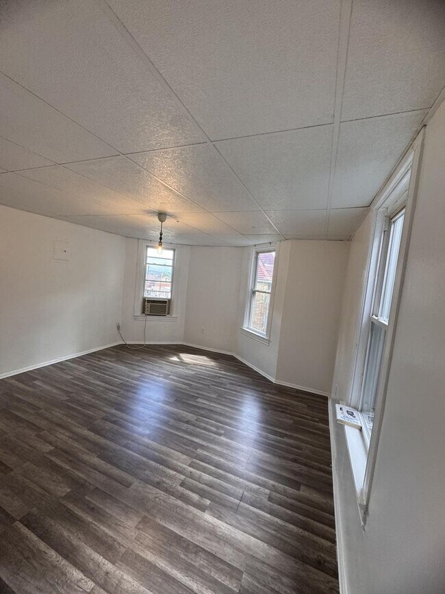 Building Photo - 585 Forest Ave