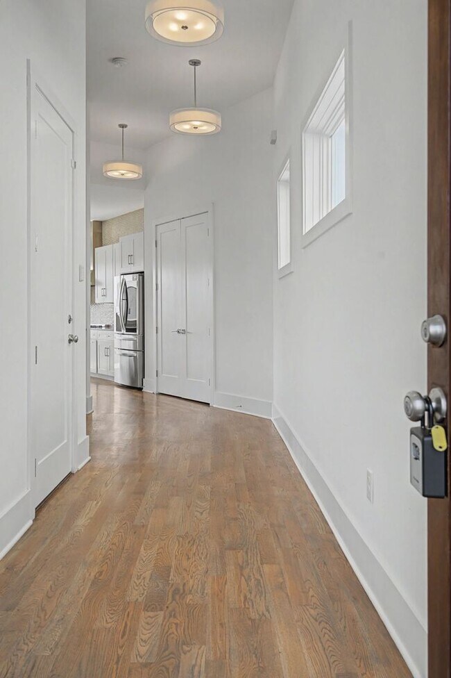 Building Photo - 118B Fern Ave