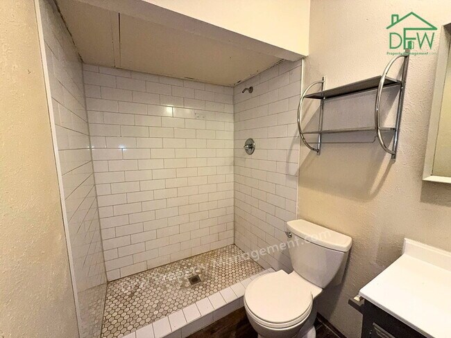 Building Photo - 3-Bedroom Home with Fireplace, Covered Patio & Large Fenced Backyard