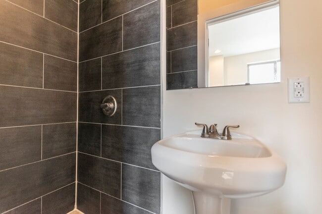 Building Photo - 1614 N Sydenham St