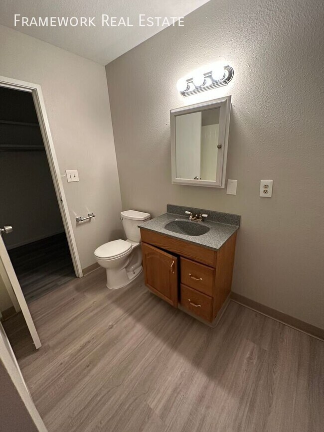 Building Photo - 280 E Highline Cir