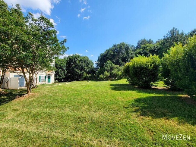 Building Photo - 2200 Valley Edge Dr