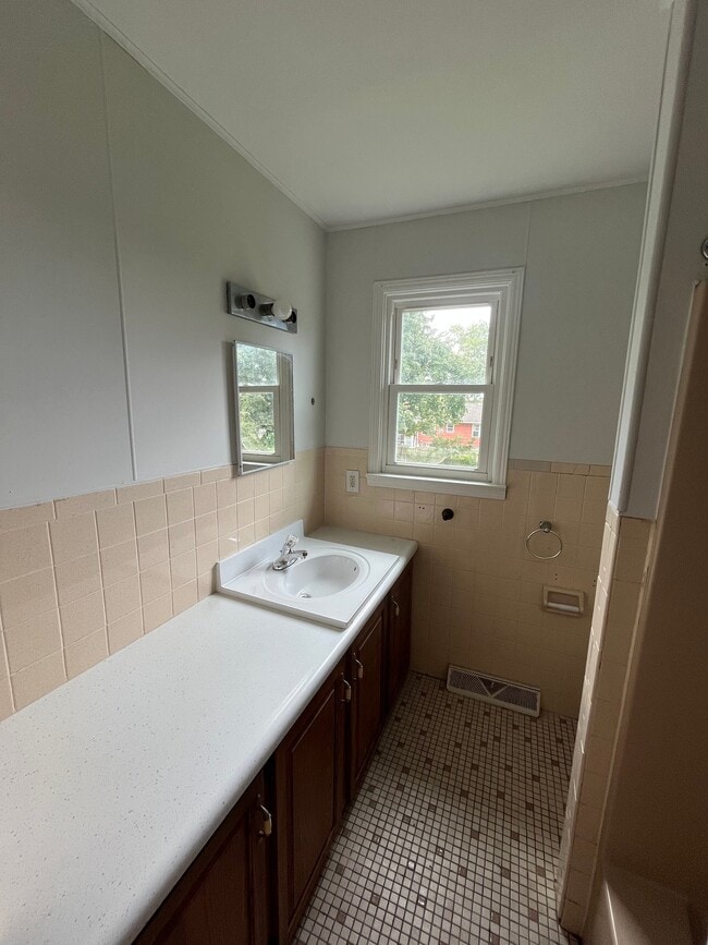 Building Photo - 219 Axtell Ave