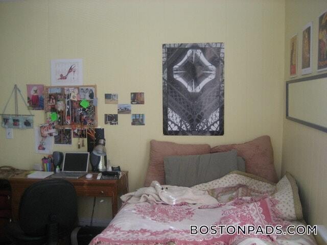 Building Photo - 879 Beacon St