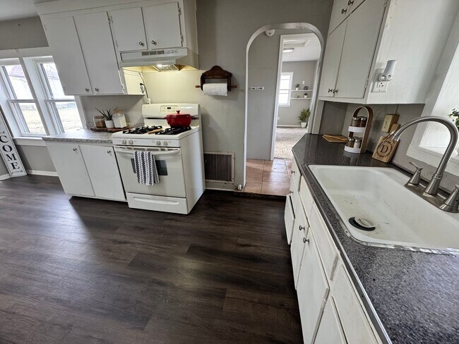 Building Photo - 2 bed, 1 bath home for rent in Waterloo