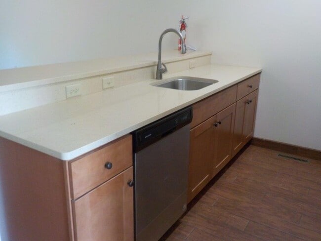 Building Photo - 3 Bedroom, 3 1/2 Bathroom Townhouse