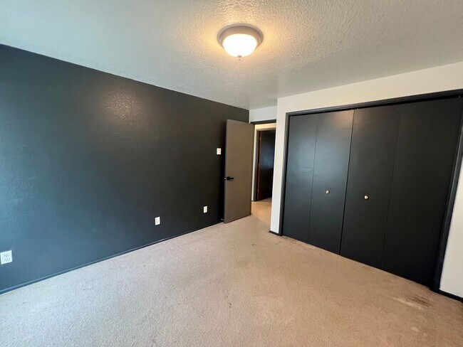 Building Photo - 1130 Hemlock Ct