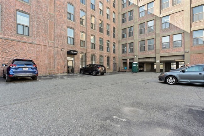 Building Photo - 320 W 2nd St