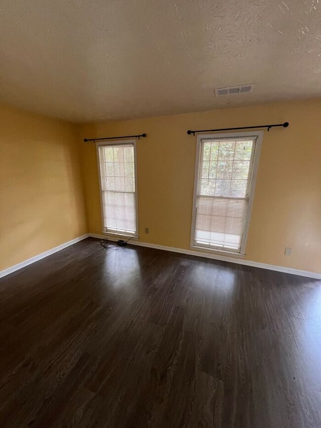 Building Photo - NOW AVAILABLE!!! Beautiful Townhome with M...