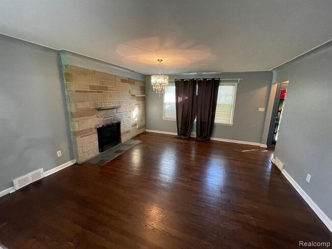 Building Photo - 1749 E Maple Rd