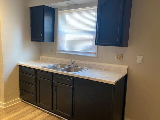 Building Photo - A charming three bedroom, one bathroom sin...