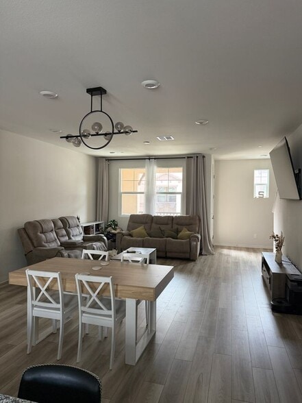 Building Photo - 40885 Melrose Dr