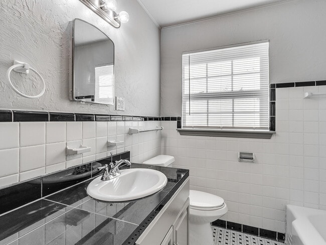 Building Photo - 3816 NW 20th St