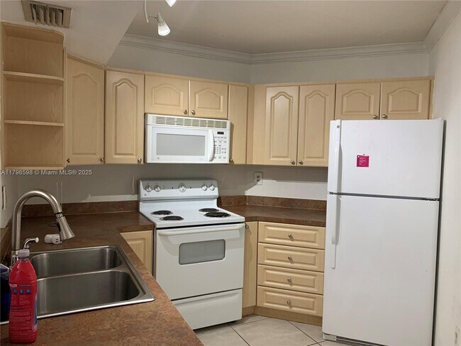 Building Photo - 9711 Fontainebleau Blvd