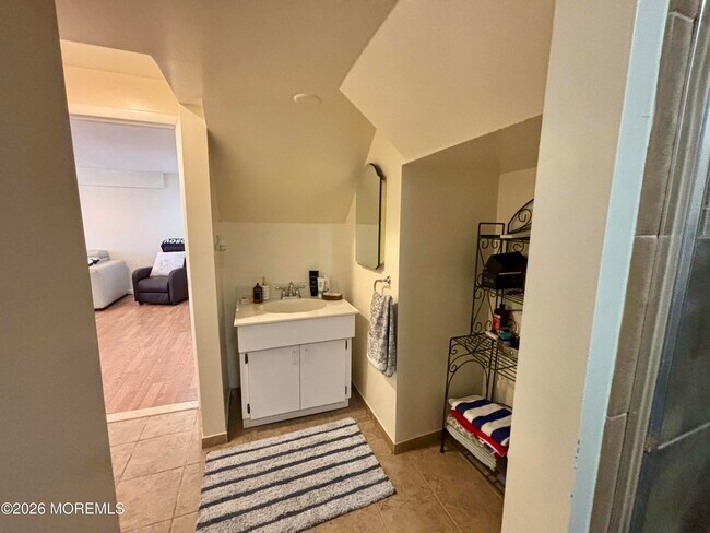 Building Photo - 32 Whitney Dr